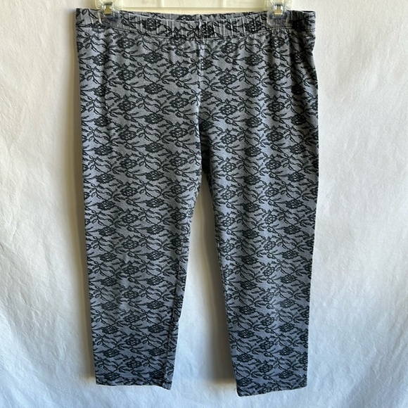 Gray floral print exercise capris - Picture 1 of 6
